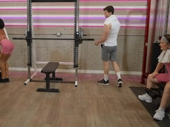 Lifting Weights, Sucking Balls after Workout - Lola Morena seducing muscled stud in gym