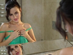 Cuarto de baño, Morena, Vestido, Masturbación, Coño, Flaco, Solo, Estriptis