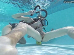 18 летние, Бикини, Секс без цензуры, Хд, Бассейн, От первого лица, На публике, Сиськи