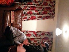 Viele männer bespritzen eine frau, Ablutschen