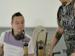 18 jaar, Grote mammen, Rondborstig, Klietelaar, Oudere vrouw, Rijpe lesbienne, Kousen, Lerarin