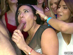 Pijpbeurt, Naakte man aangeklede vrouw, Gek, Groep, Orgie, Feest, Zuigen