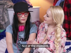 美女, ベッドルーム, 手コキする, 淫乱熟女, 母, シャワー, スパンキング, 三人