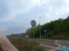 Amateur, Rubia, Mamada, Coche, Corridas, Estilo perrito, Al aire libre, Público