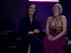 Amarrada, Penetracion con dedos, Látex, Lesbiana, Madres para coger, Pequeña, Seducido, Tetas