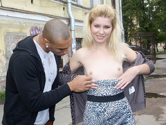 Blondine, Blasen, Im freien