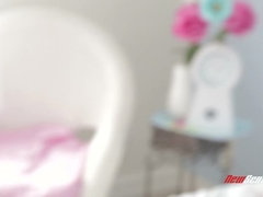 Blond, Sperma in gezicht, Natuurlijke tieten, Tiener, Tieten likken