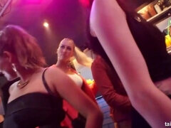 ブロンド, 着衣女と全裸男, グループ, 毛深い, 異人種間, レズビアン, オージー, スインガー
