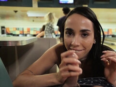 Sucer une bite, Brunette brune, Hard, Public
