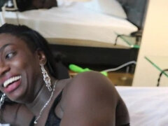 Achter de coulissen, Latijnse vrouw