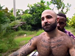 Anal, Grosse bite, Noire, Homosexuelle, Poilue, Interracial, De plein air, Tatouage