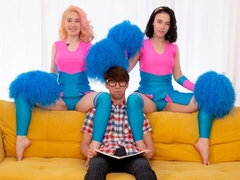 Blond, Pijpbeurt, Bruinharig, Pompom meid, 1 man 2 vrouwen, Kort haar, Trio, Uniformpje