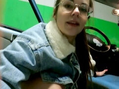 Amateur, Sucer une bite, Voiture, Couple, Tir de sperme, Lunettes, Public, Fumer