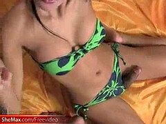 Bikini, Blasen, Handjob, Wichsen, Transe, Jungendliche (18+), Titten, Spielzeuge