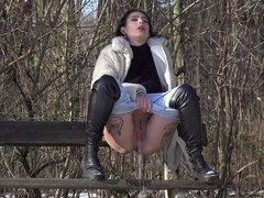 Bottes, Brunette brune, Fétiche, Nue, De plein air, Pisser, Rasée