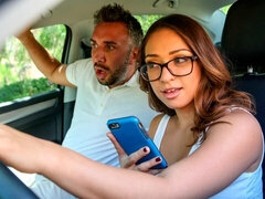 Verga grande, Mamada, Morena, Coche, Estilo perrito, Tetas naturales, Adolescente, Tetas