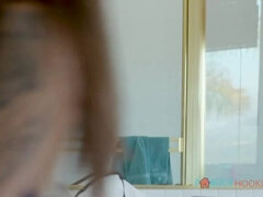 Grote lul, Bruinharig, Sperma shot, Diep in de keel, Handbeurt, Hd, Tatoeage