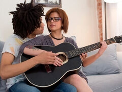 Lunettes, Interracial, Léchez, Seins naturels, Pov, Chatte, Rasée, Cheveux courts