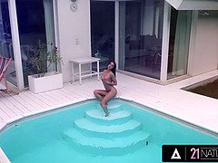 Sucer une bite, Brunette brune, Tir de sperme, Gorge profonde, Léchez, Seins naturels, Petite femme, Nénés