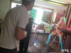 Hinter den kulissen, Grosse titten, Blondine, Strümpfe, Tätowierung, Scherzbold