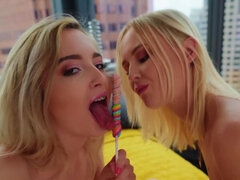 Rubia, Penetracion con dedos, Comida, Tetas naturales, Coño, Tatuaje, Adolescente, Mojado