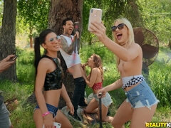 18 jahre, Blasen, Auto, Lecken, Im freien, Ablutschen, Jungendliche (18+), Titten