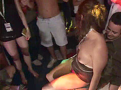 Domination, Gruppe, Öffentlich