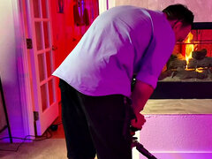 Leie, Hinter den kulissen, Lesbisch, Zierlich, Strapon, Tätowierung, Jungendliche (18+), Flotter dreier