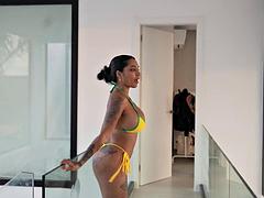 Grosse bite, Noire, Brunette brune, Tir de sperme, Hard, Énorme, Interracial, Orgie
