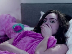 Chambre à dormir, Grosse bite, Gros seins, Sucer une bite, Brunette brune, En levrette, Chatte, Adolescente