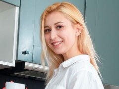 Anaal, Blond, Vingeren, Keuken, Masturbatie, Kut duiken, Geschoren, Tiener