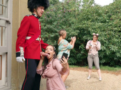 Grosse bite, Sucer une bite, Brunette brune, Tchèque, Robe, De plein air, Public, Suçant