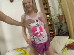 18 jaar, Sperma in mond, Sperma shot, Sperma in gezicht, Vernedering, Likken, Tiener, Onder de rok