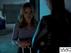 Gros seins, Brunette brune, En levrette, Lunettes, Tatouage