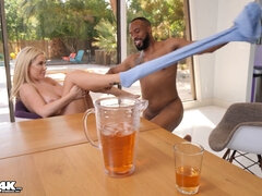 Grosser arsch, Blondine, Blasen, Vollbusig, Besamung, Hd, Riesig, Muschi