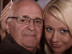 Schlafzimmer, Blondine, Blasen, Handjob, Küssen, Natürlichen titten, Rasiert, Jungendliche (18+)