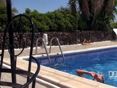 Arsch, Schwarz, Tschechisch, Aufs gesicht abspritzen, Nackt, Pool, Pov, Titten