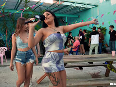 Kleid, Lecken, Im freien, Party, Pov, Öffentlich, Rock, Titten