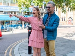 Blasen, Frau frau mann, Handjob, Küssen, Natürlichen titten, Rasiert, Kurzes haar, Flotter dreier