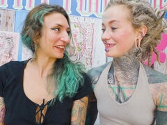 Enthousiasteling, Pijpbeurt, Hd, Likken, Kut duiken, Tatoeage, Trio, Tieten likken