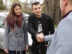 Pijpbeurt, Bruinharig, Auto, Man die toekijkt, Vriendin, Handbeurt, Kut duiken, Tieten likken