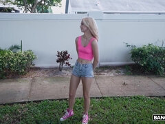 18 jaar, Enthousiasteling, Blond, Buiten, Kort haar, Softcore pornografie, Tiener