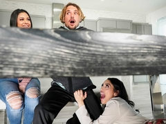 Большая жопа, Минет, Две девушки, Ласковые ручки, Межрасовый секс, На кухне, От первого лица, Втроем