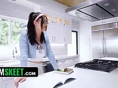 Niñera, Garganta profunda, Gafas, Hd, Pequeña, Coño, Falda, Apretado