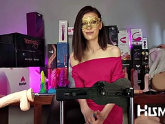 Sarah Sue checks out Hismiths Auxfun fuck machine