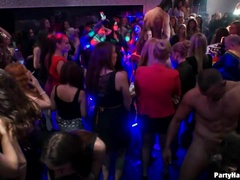 Braunhaarige, Verrückt, Gruppe, Lecken, Höschen, Strümpfe, Eng, Unter dem rock