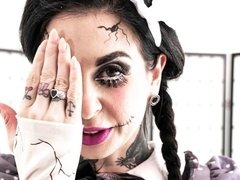 Gros cul, Sucer une bite, En levrette, Branlette thaïlandaise, Hard, Jarretelles, Tatouage, Adolescente