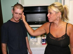 Gros cul, Gros seins, Blonde, Club, Branlette thaïlandaise, Cuisine, Léchez, Masturbation