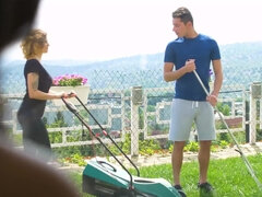 Grosse bite, Gorge profonde, Gode, En levrette, Seins naturels, Belle mère, Plan cul à trois, Nénés