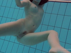 Poilue, Seins naturels, Piscine, Public, Chatte, Russe, Adolescente, Nénés